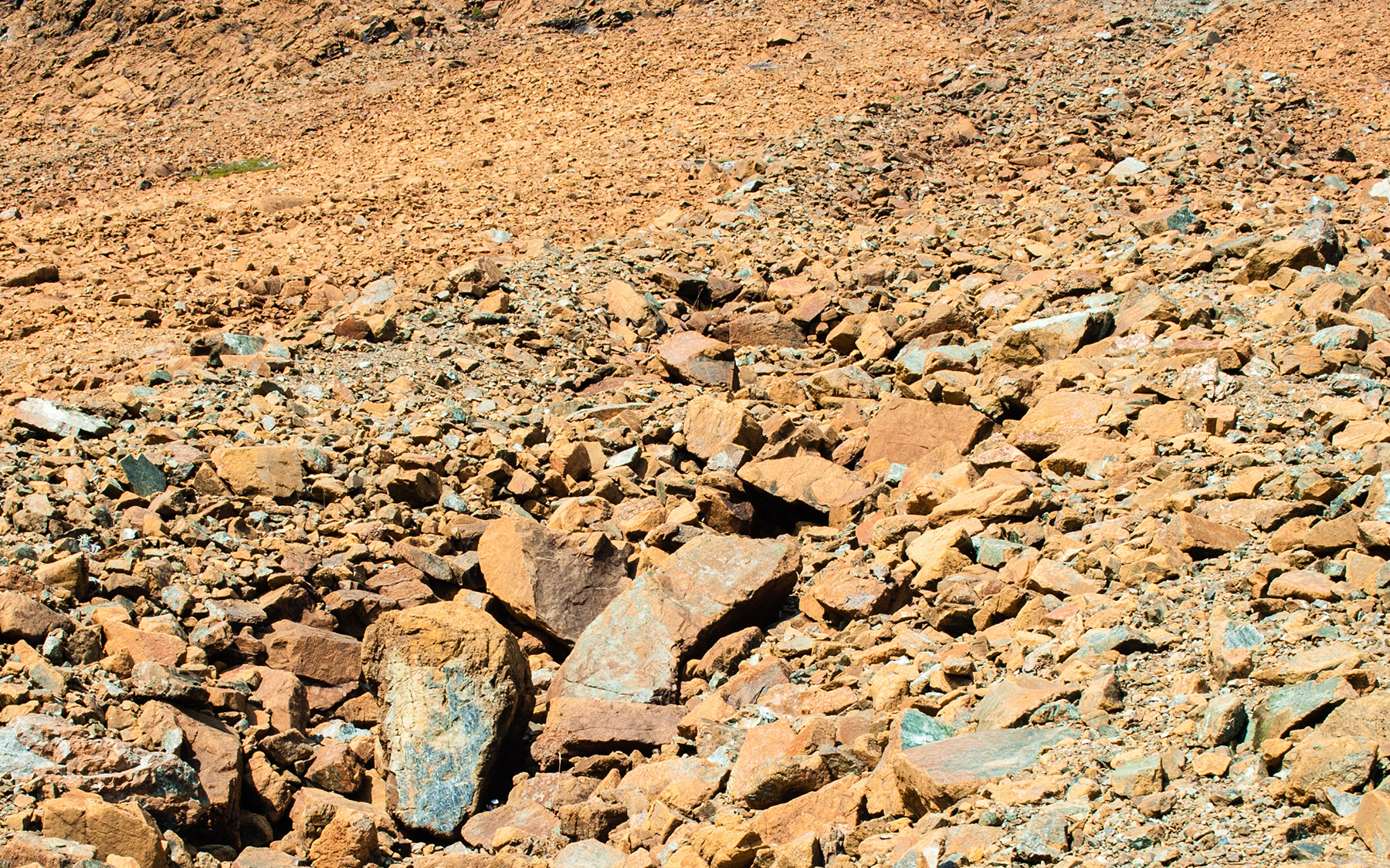 Terres et cailloux ne contenant pas de substances dangereuses